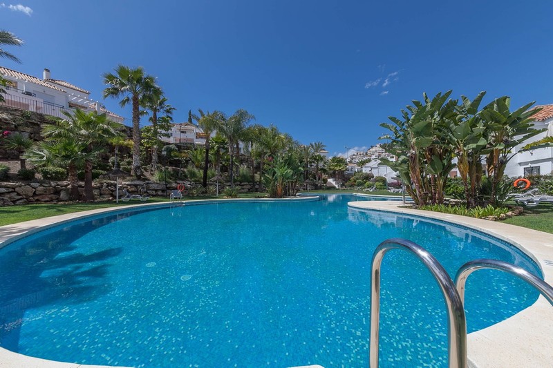 Immaculate 2 bedroom top floor apartment in Nueva Andalucia, Marbella